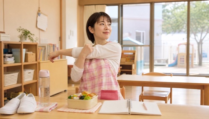 健康的な食事とストレッチで自己管理する保育士