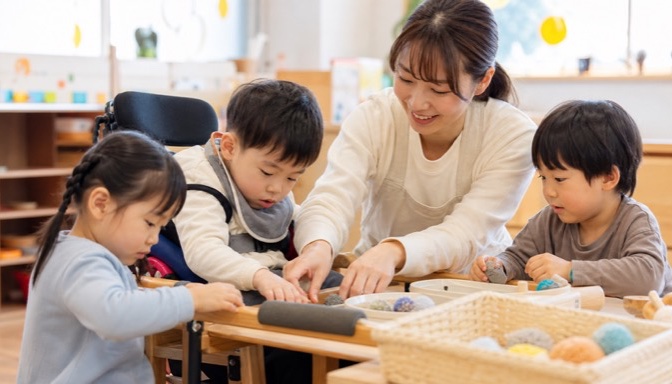 誰もが参加しやすい感覚遊びを支援する保育士