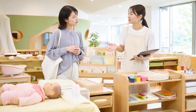 保育の学習環境と実習教材を見学する進学希望者